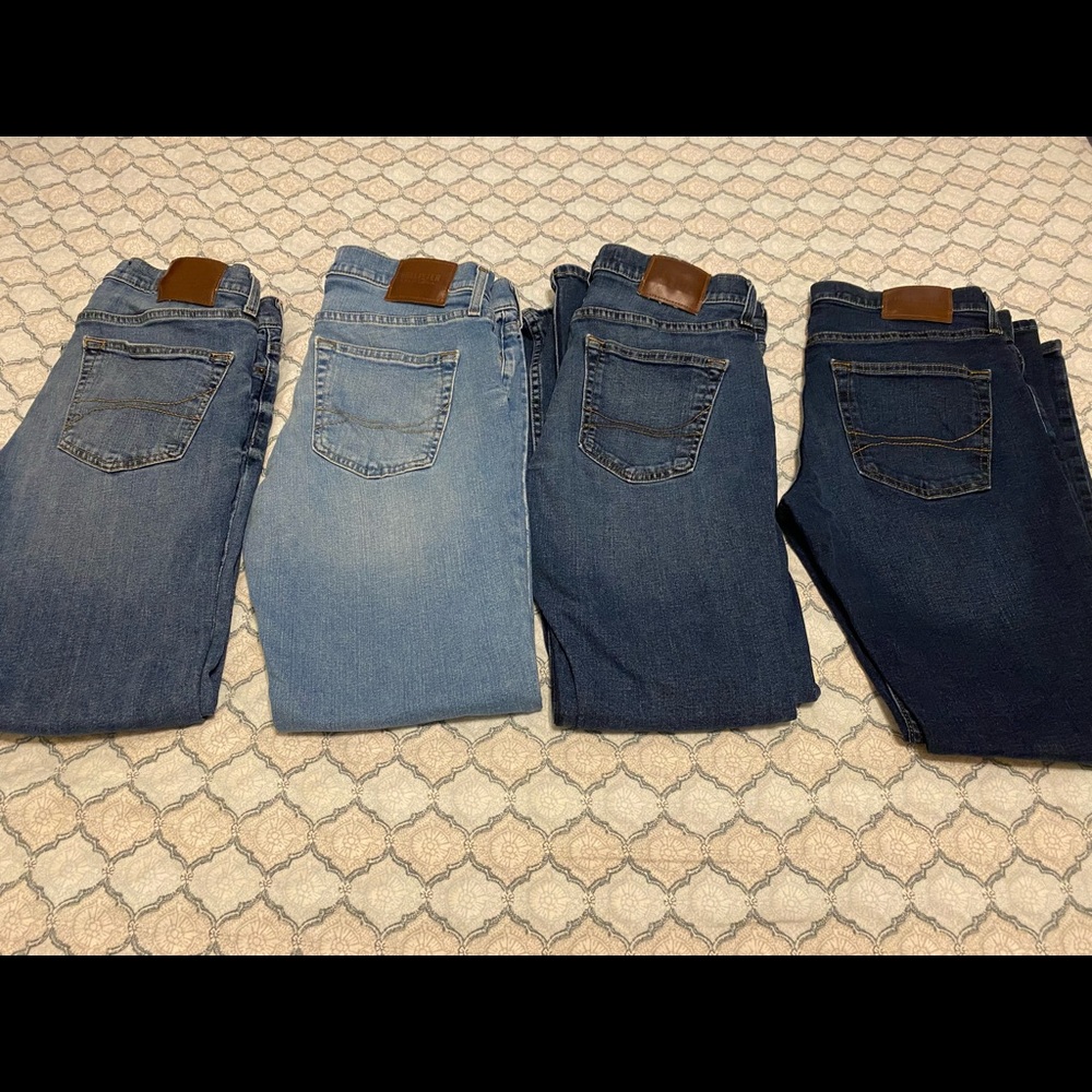 Hollister  jeans  for men W31 L32  $50 is the price for all 4